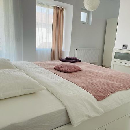 Galaxy Residence Villa โอโตเปนี ภายนอก รูปภาพ