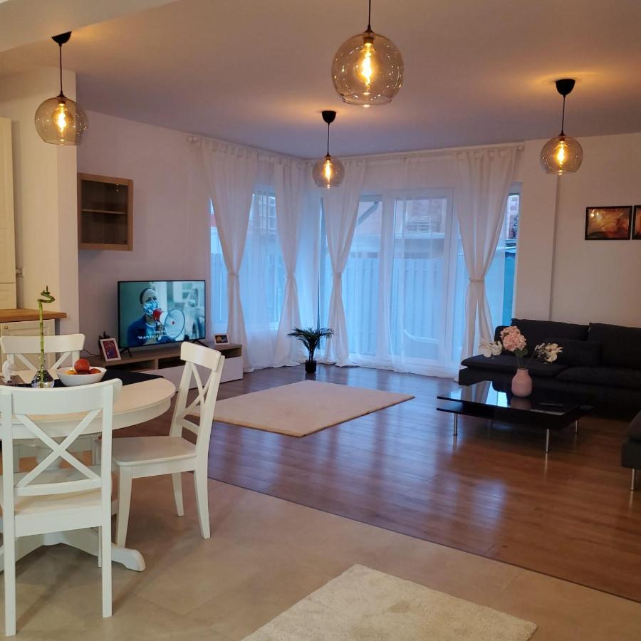 Galaxy Residence Villa โอโตเปนี ภายนอก รูปภาพ