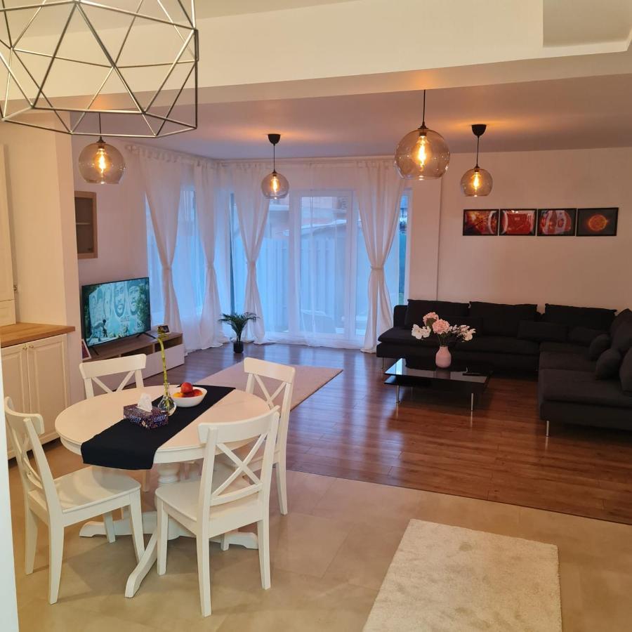 Galaxy Residence Villa โอโตเปนี ภายนอก รูปภาพ