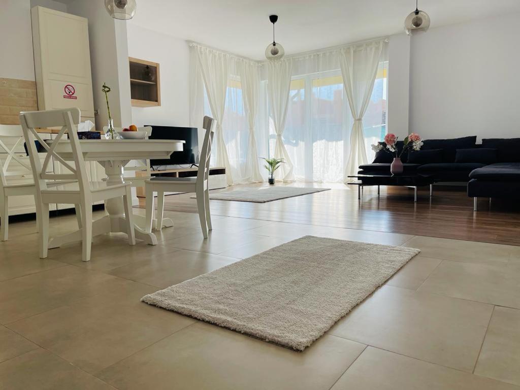 Galaxy Residence Villa โอโตเปนี ภายนอก รูปภาพ