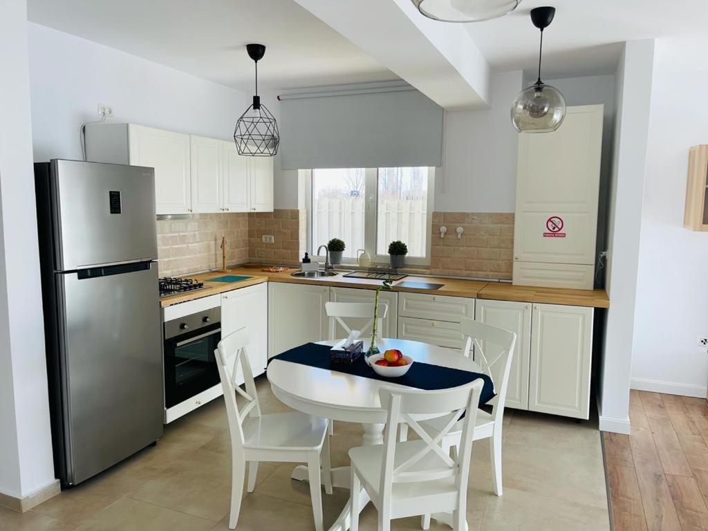 Galaxy Residence Villa โอโตเปนี ภายนอก รูปภาพ