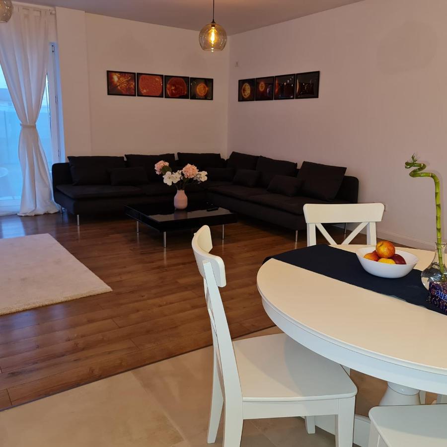 Galaxy Residence Villa โอโตเปนี ภายนอก รูปภาพ