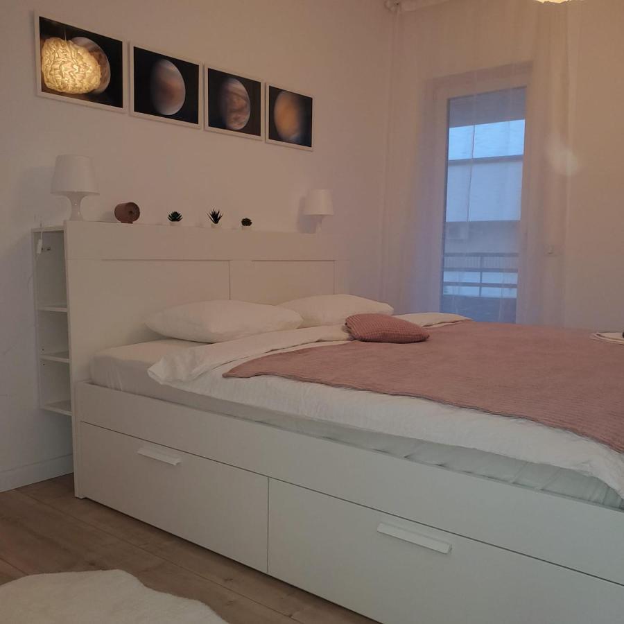Galaxy Residence Villa โอโตเปนี ภายนอก รูปภาพ